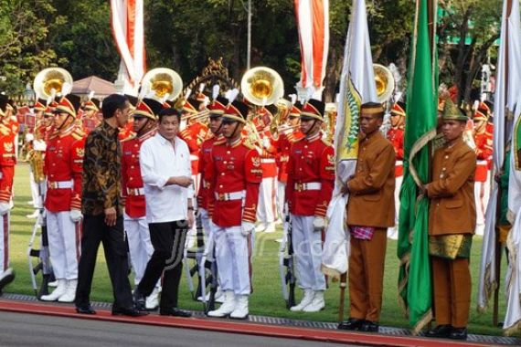 Rodrigo Duterte dan Baju Sederhana di Istana Merdeka - JPNN.COM