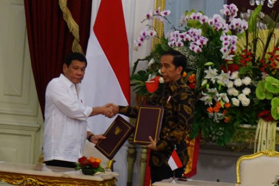 Bertemu 45 Menit, Jokowi Sampaikan Ini pada Duterte - JPNN.COM