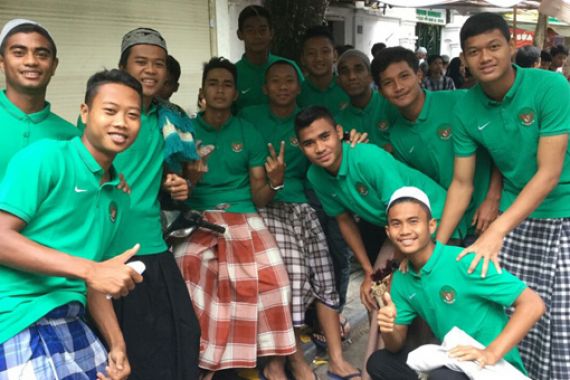 Skuat Timnas U-19 Sholat Idul Adha di Hanoi - JPNN.COM