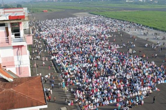 Lihat Nih! 3500 Jemaah Salat Iduladha di Tengah Bandara Husein Sastranegara - JPNN.COM