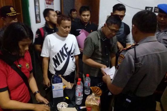 Penjual Miras Gunakan Tandon Air untuk Kelabui Petugas - JPNN.COM