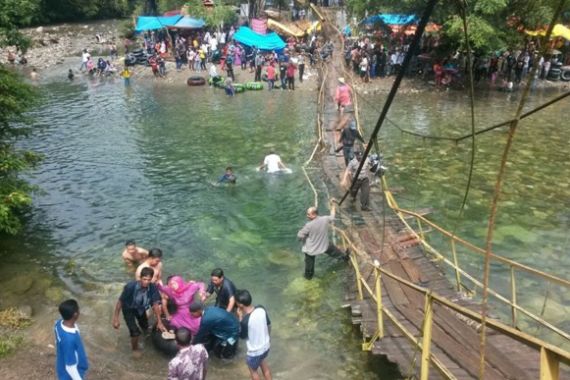 Kronologis Ambruknya Jembatan Gantung, Ratusan Warga Tercebur ke Sungai - JPNN.COM