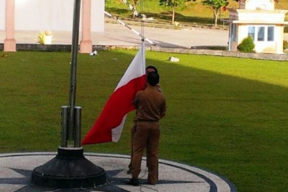 Bendera Terbalik Berkibar di Depan Kantor, Wakil Bupati Berang - JPNN.COM