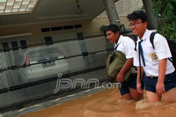 Banjir Kepung Palembang, Sekolah Diliburkan - JPNN.COM
