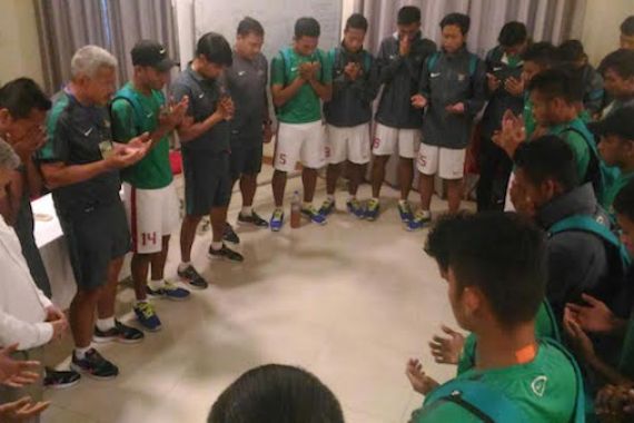 SEMANGAT! Timnas U-19 Doa Bersama sebelum Bertolak ke Stadion - JPNN.COM