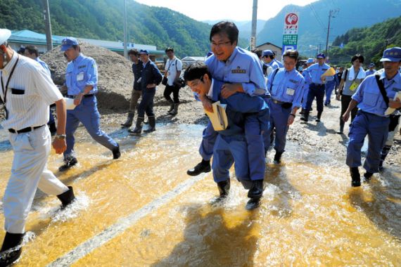 Enak Banget! Lewati Banjir, Anggota Dewan Minta Digendong - JPNN.COM