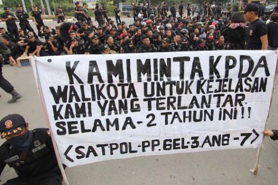 Lihat nih, Ratusan Satpol PP Demo Wali Kota Tuntut Kejelasan Status - JPNN.COM