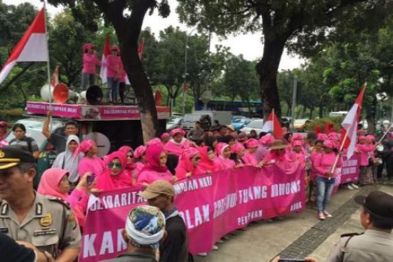 Serba Pink, Ibu Rumah Tangga Turun ke Jalan Menolak Ahok - JPNN.COM