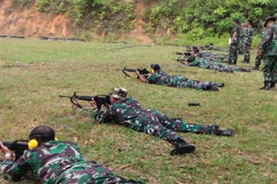 Puluhan Prajurit TNI Sudah Kokang Senjata, Tiarap, Siap Tembak! - JPNN.COM