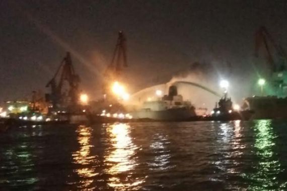 Kapal Pengangkut Semen Terbakar di Tanjung Priok - JPNN.COM