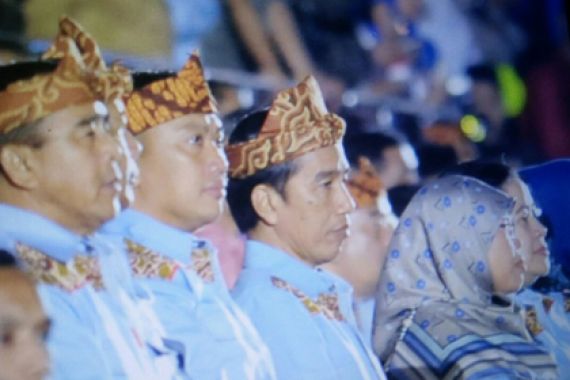 Kenakan Ikat Kepala Khas Jabar, Menpora Dampingi Jokowi Buka PON - JPNN.COM