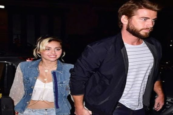 WOW...Miley Cyrus - Liam Hemsworth Makin Mesra - JPNN.COM