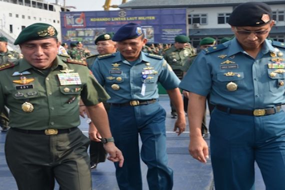 Kapal Perang TNI AL Angkut Satgas Tinombala Poso - JPNN.COM