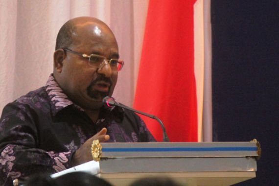 Gubernur Papua Lupa Tito Sudah Jadi Kapolri - JPNN.COM