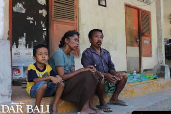 Kisah Keluarga Buta yang Tetap Gigih Menyambung Hidup dengan Jualan Air - JPNN.COM