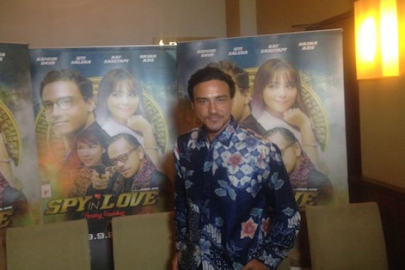 Adegan Romantis di Spy In Love, Hamish Daud Deg-Degan - JPNN.COM