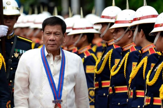 Sambil Pamer Jari Tengah, Duterte: Persetan dengan Anda - JPNN.COM