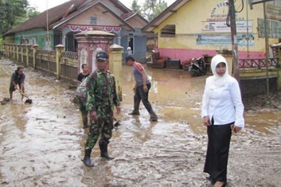 Bupati Garut Larang Warga Bantaran Sungai Kembali ke Rumah - JPNN.COM