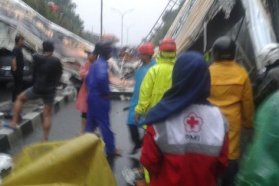 JPO Stasiun Pasar Minggu Ambruk, 1 Korban Meninggal Dunia - JPNN.COM