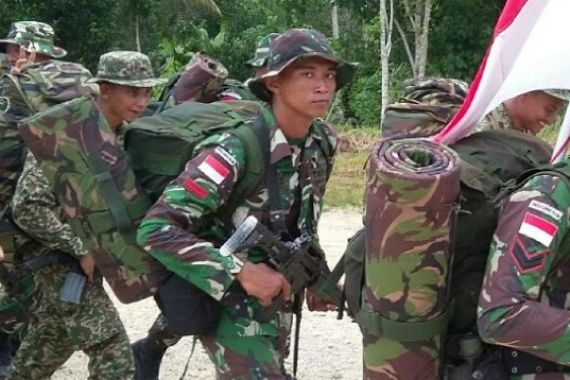 Kurang Ajar! Kelompok Bersenjata Berondong Truk TNI - JPNN.COM