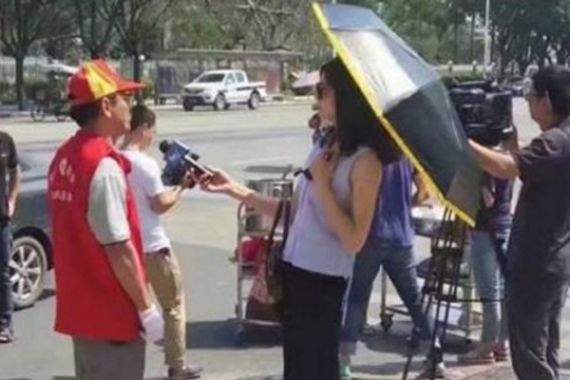 Pakai Payung saat Liputan Bencana Alam, Reporter TV Ini Kena Skors - JPNN.COM