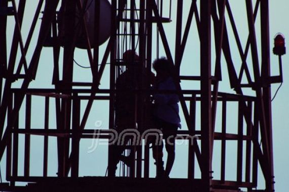 Pria Kurang Waras Pemanjat Tower Melawan, Siramkan Bensin ke Petugas - JPNN.COM