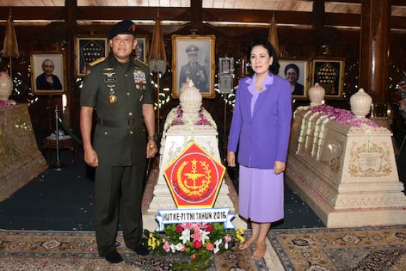 Ziarah ke Makam Soeharto, Panglima: TNI Dilahirkan Para Pahlawan - JPNN.COM