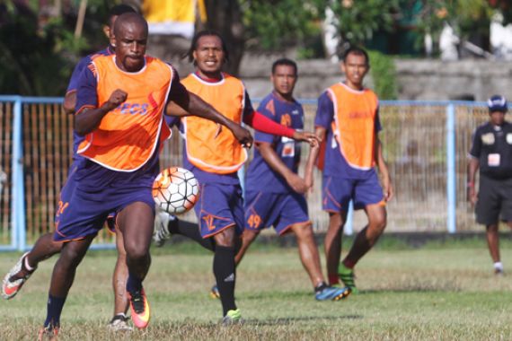 Pisah dengan Persipura, Greg Nwokolo Bersandar ke Jakarta - JPNN.COM