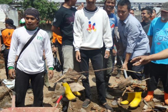Menpora Gabung Relawan Bersihkan Sisa Banjir Garut - JPNN.COM