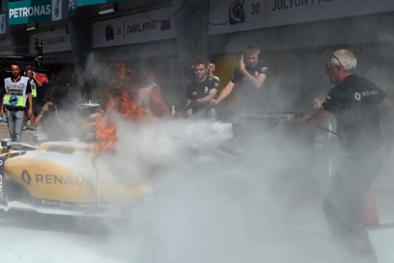 FP 1 GP Malaysia: Mobil Magnussen Terbakar, Rosberg Tercepat - JPNN.COM