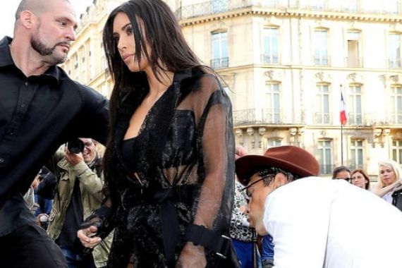 ASTAGA! Reporter Ini Mencoba Cium Bokong Kim Kardashian - JPNN.COM