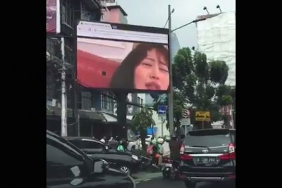 Lah, Kok Bisa Videotron untuk Iklan Malah Memutar Film Begituan - JPNN.COM