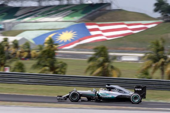 Gantian! Hamilton Tercepat di FP 2, Rosberg Kedua - JPNN.COM