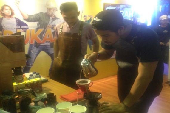 Chicco Jerikho Unjuk Kebolehan Racik Kopi - JPNN.COM