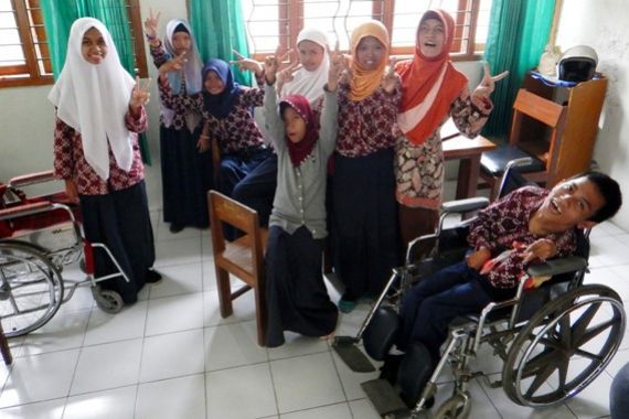 Kisah Mengharukan Safrina, Penderita Cerebral Palsy, Kuliah Hingga S-2 - JPNN.COM