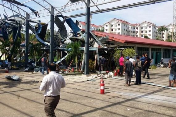 Helikopter Militer Malaysia Jatuh Menimpa Kantin Sekolah di Kalimantan - JPNN.COM