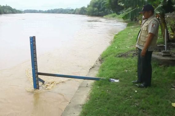 Waspada! Bengawan Solo Sudah Siaga Satu - JPNN.COM