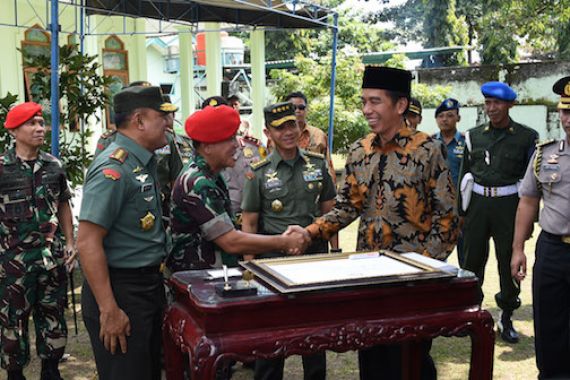 Pak Jokowi: TNI Harus Terus Diperkuat - JPNN.COM