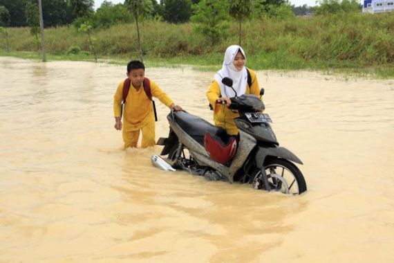 Hujan Deras, Sejumlah Titik Langsung Banjir - JPNN.COM