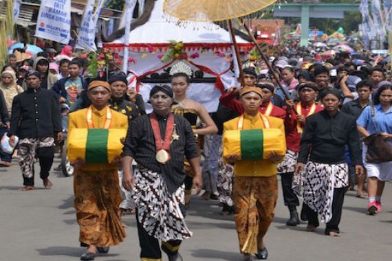 Nih, Ritual Sedekah Bumi yang Sudah Turun-Temurun - JPNN.COM