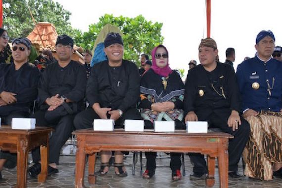 Warga Berebut Bibir Pantai Saksikan Sedekah Laut - JPNN.COM