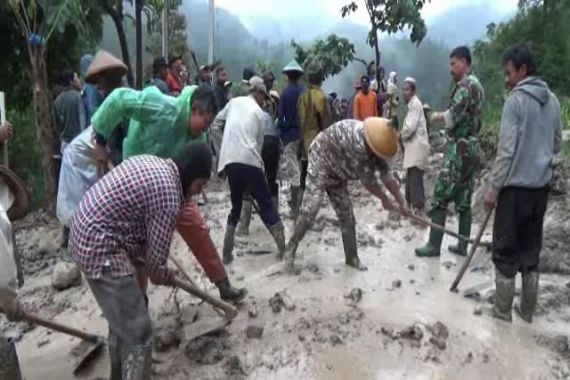 Lagi, Banjir dan Longsor Timpa Sejumlah Kawasan di Jabar - JPNN.COM