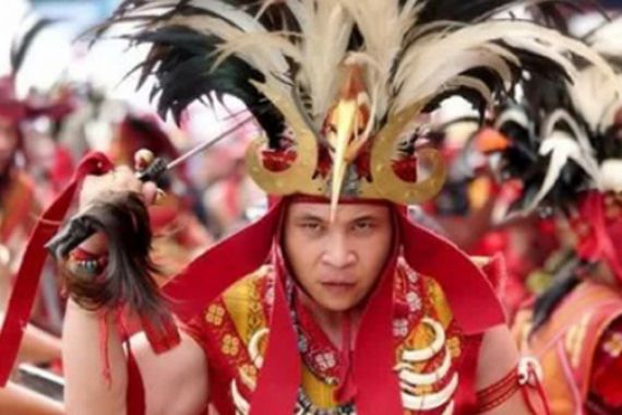 Heboh! Monyet Pantat Merah Muncul di Festival Pesona Selat Lembeh - JPNN.COM