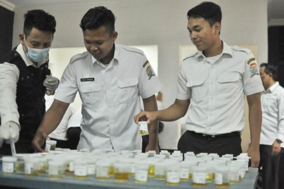 Tes Urine Mendadak, Honorer-PNS Panik, Satu Sampel Berisi Air Putih - JPNN.COM