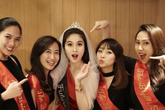 Pesta Lajang, Sandra Dewi Karaoke Gila-gilaan - JPNN.COM