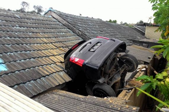Kok Bisa Mobil Ini ‘Hinggap’ di Atap Rumah Warga Ya? - JPNN.COM