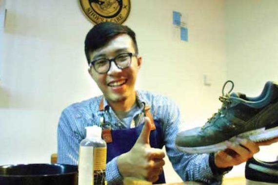 Gunakan Ilmu Sang Ayah, Kini Si Tukang Sol Sepatu Jadi Bos - JPNN.COM