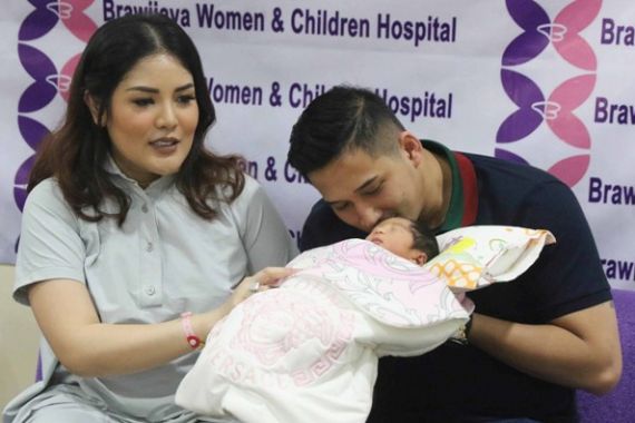 Baru Melahirkan, Si Cantik Ini Mau Tambah Anak Lagi - JPNN.COM