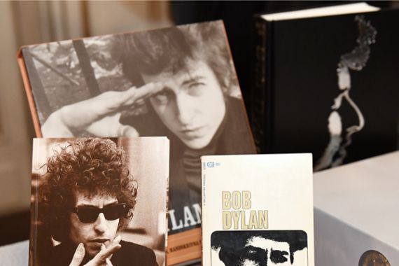 Dunia Terkejut, Bob Dylan Terima Anugerah Nobel Sastra - JPNN.COM