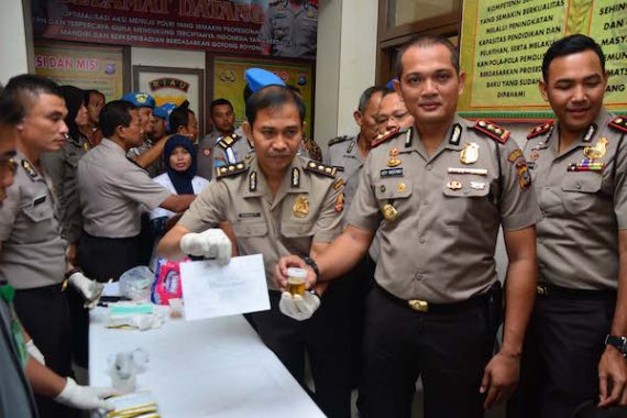 Mabes Polri Gelar Tes Urine Dadakan, Satu Anggota Positif Narkoba - JPNN.COM